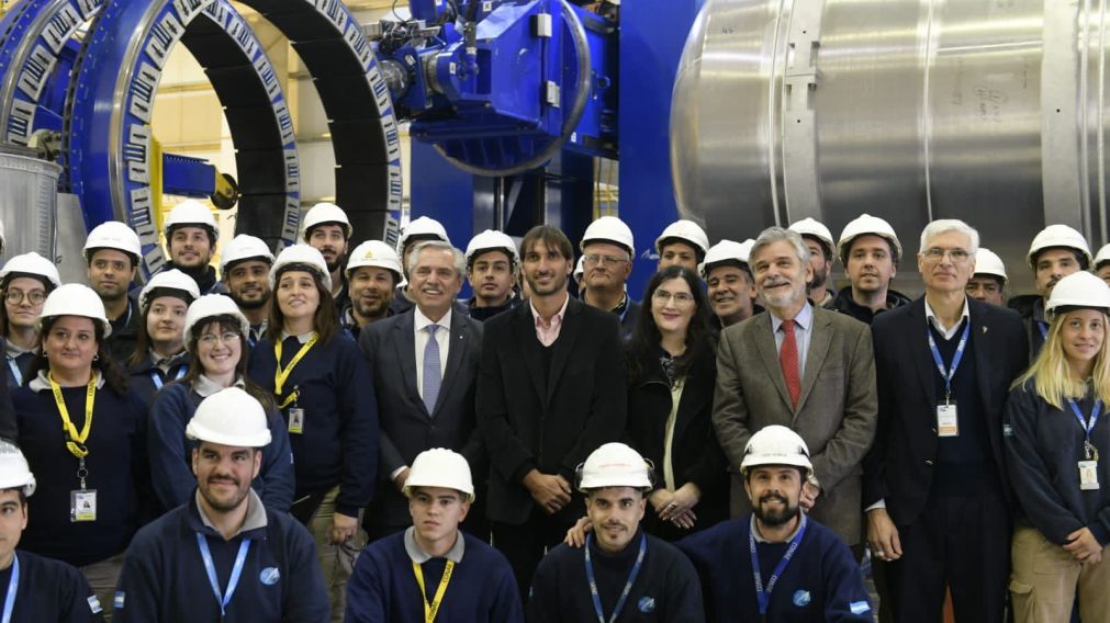 El presidente Alberto Fernández, con el ministro Daniel Filmus y los trabajadores del Centro Espacial Punta Indio.