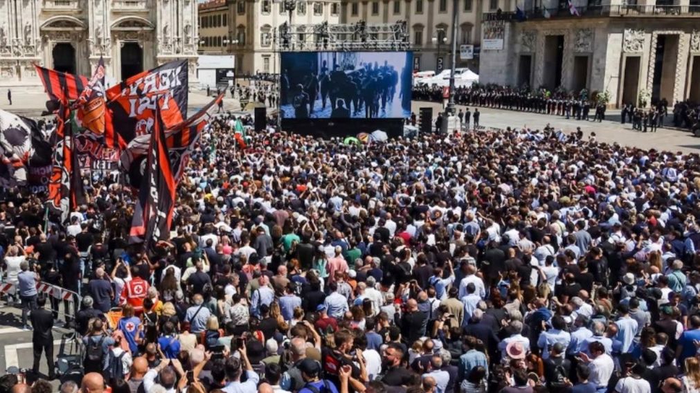 Miles de personas se concentran en las calles de Mil�n para despedir a Berlusconi.