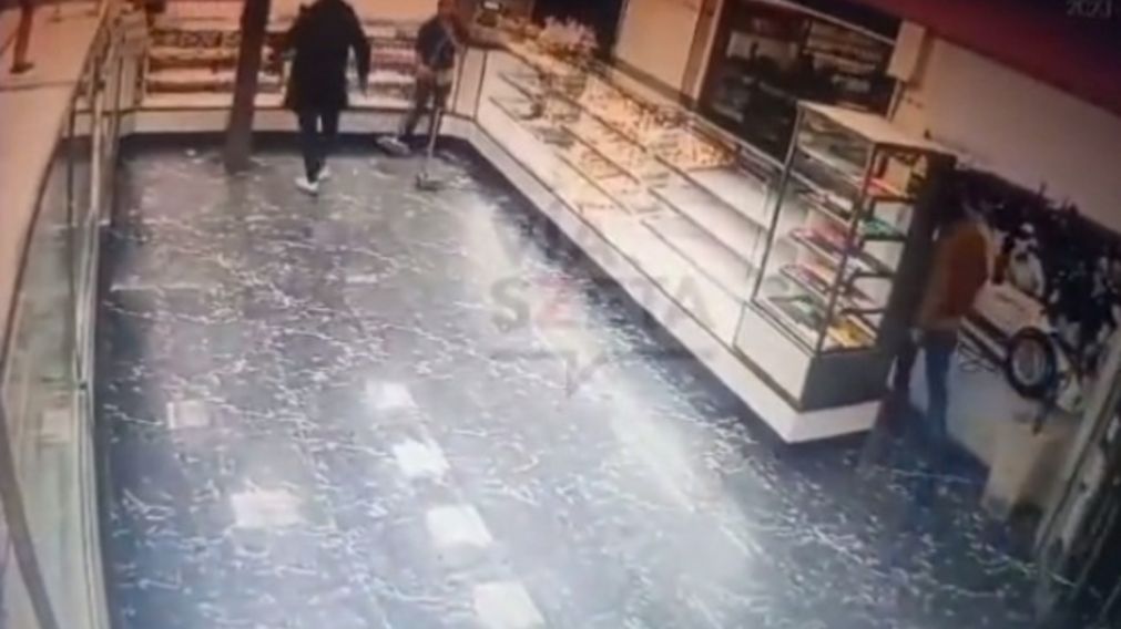 Cuatro delincuentes entraron a robar a una panadería en Lanús y una empleada los echó a los escobazos (Imagen captura vídeo).