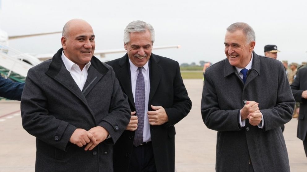 Manzur, el Presidente y Jaldo, con sonrisas dibujadas en el rostro.