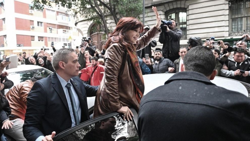 Cristina Kirchner, en la puerta de su casa de Recoleta, en una salida previa a lo que fue el ataque del 1° de septiembre del año pasado.