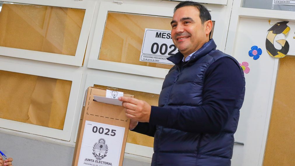 Gustavo Vald�s celebr� el triunfo del oficialismo en las legislativas.