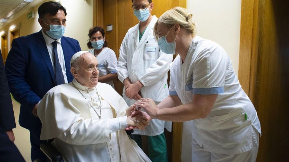 El Papa Francisco saluda al personal médico en el Hospital Gemelli (Prensa Vaticano).
