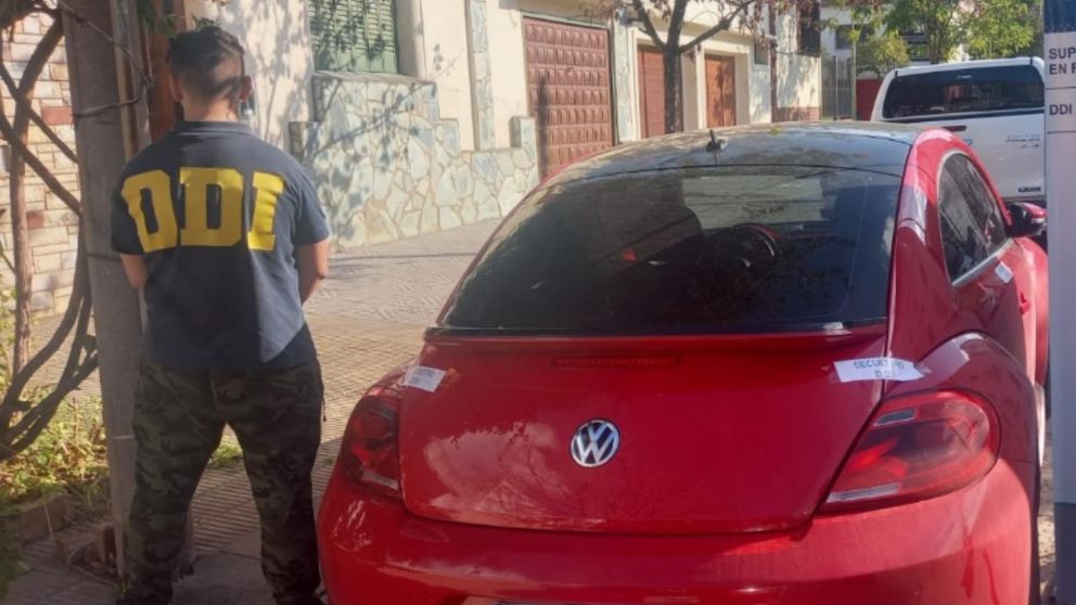 Este es uno de los vehículos que fue secuestrado por los investigadores policiales.