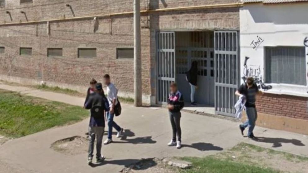 Un estudiante ingresó a la escuela con un arma en su mochila y suspendieron las clases.