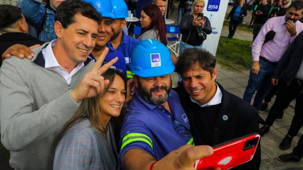 Malena Galmarini, Axel Kicillof y Wado de Pedro habilitaron una red cloacal para 3.800 habitantes en Tres de Febrero.