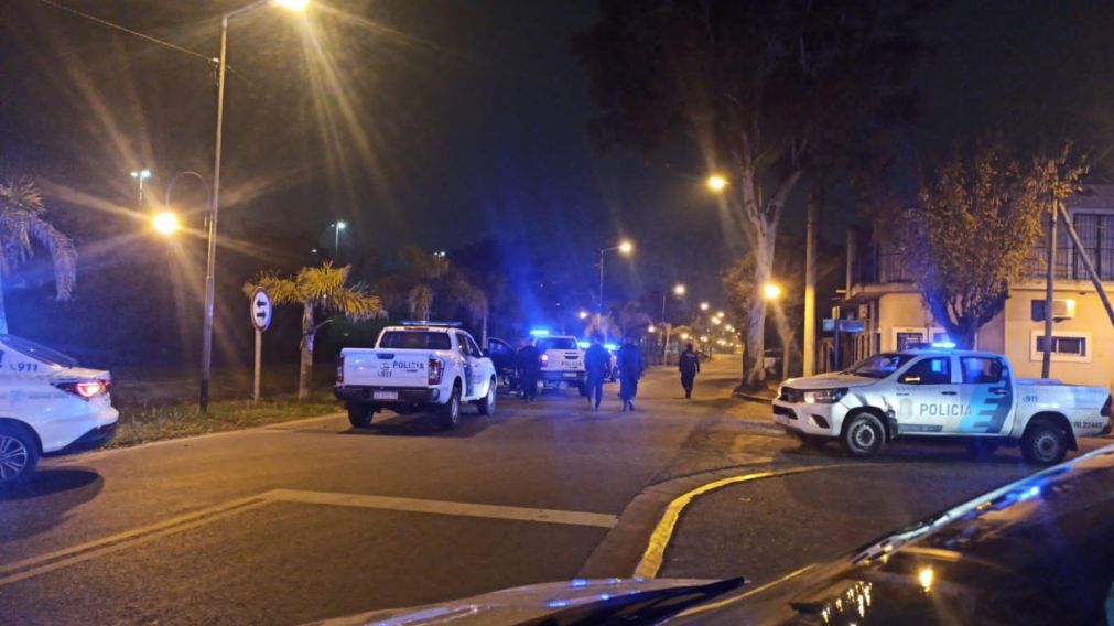 Varios patrulleros intervinieron en el arresto de los sospechosos.
