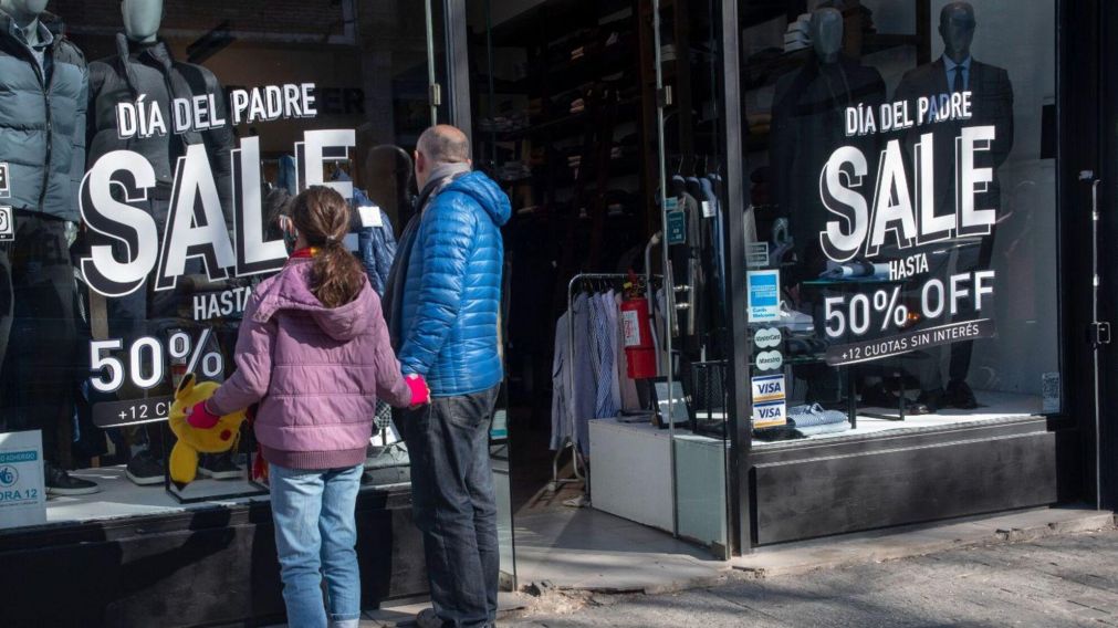 Los consumidores deber�n estar muy atentos a los precios para afrontar los regalos en la complicada situaci�n inflacionaria (T�lam/Archivo).