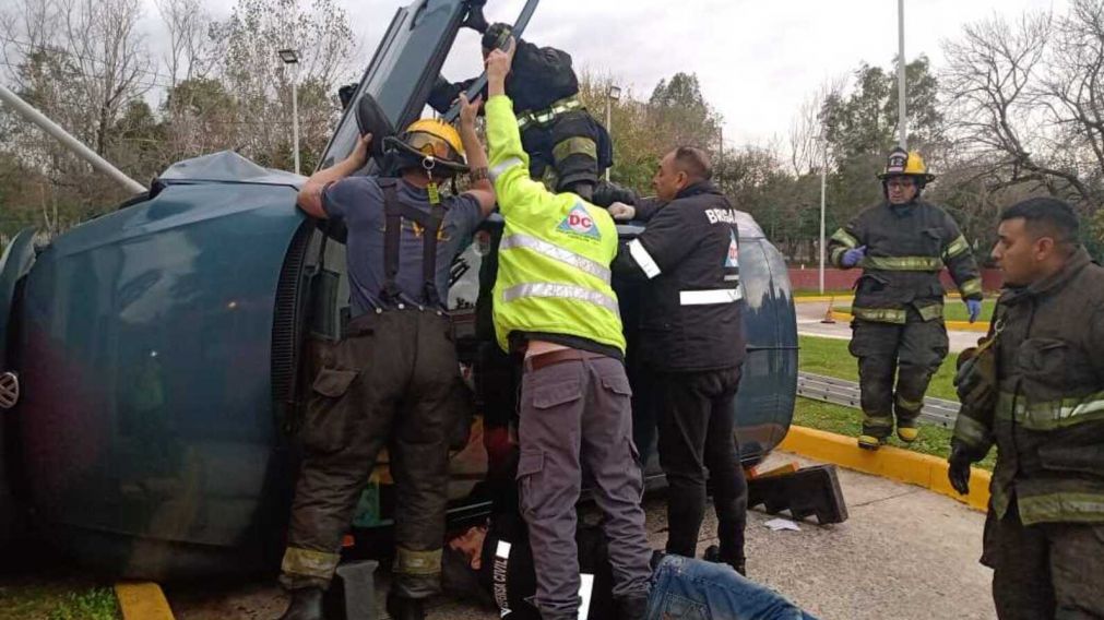 Una mujer realizaba una prueba para sacar la licencia de conducir, pero choc� y termin� volcando (Imagen L24N).
