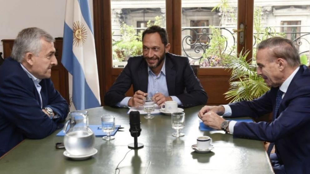 Gerardo Morales, Maximiliano Ferraro y Miguel Ángel Pichetto, presidentes de tres de los cuatro partidos que conforman la coalición opositora.