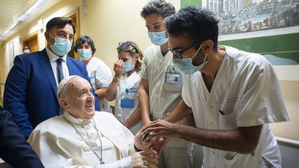 El papa Francisco, durante una internación anterior en el Hospital Gemelli (Gentileza Vatican News/Archivo).