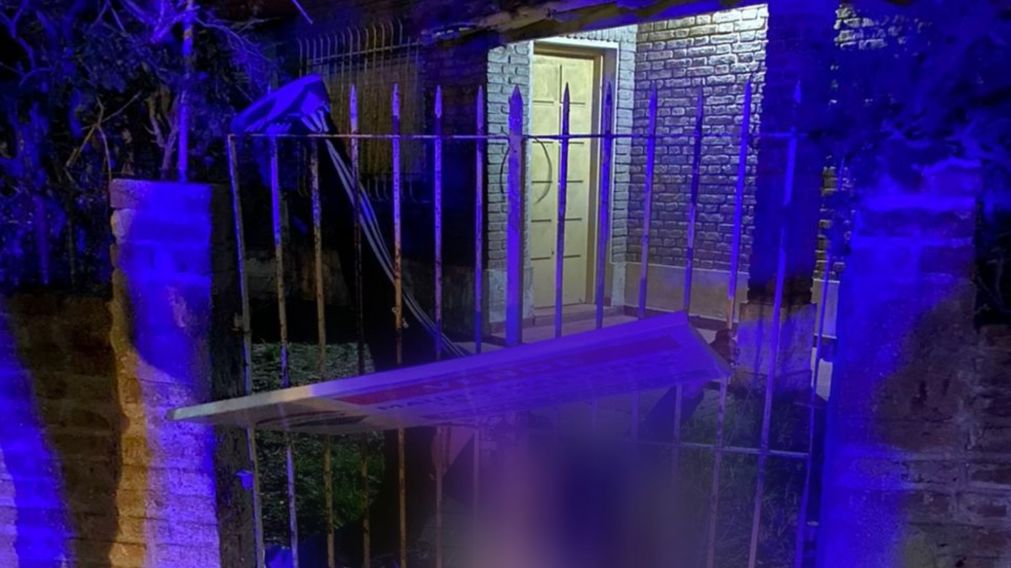 ¡Dado vuelta! Se clavó en una reja intentando robar una casa: fue detenido e internado.