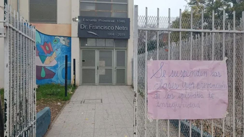El cartel que tuvieron que poner las autoridades en la puerta de la escuela. Foto gentileza La Capital