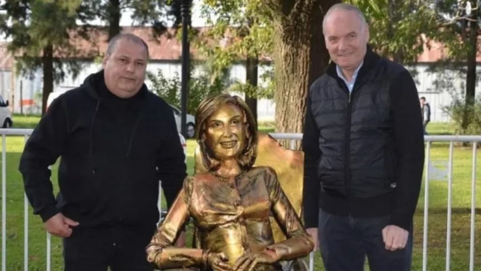 Norberto Gizzi y Daniel Melero en la inauguración de las estatuas en honor a Mirtha Legrand (Facebook Municipalidad de Villa Cañás).