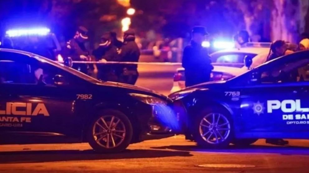 La policía trabajando en el lugar del crimen a a pocos metros del boliche.