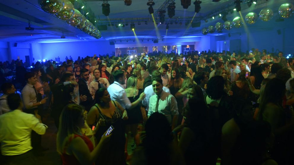 Gastos y sacrificios que afrontan las familias para organizar fiestas de 15 (Crónica/Carlos Ventura).