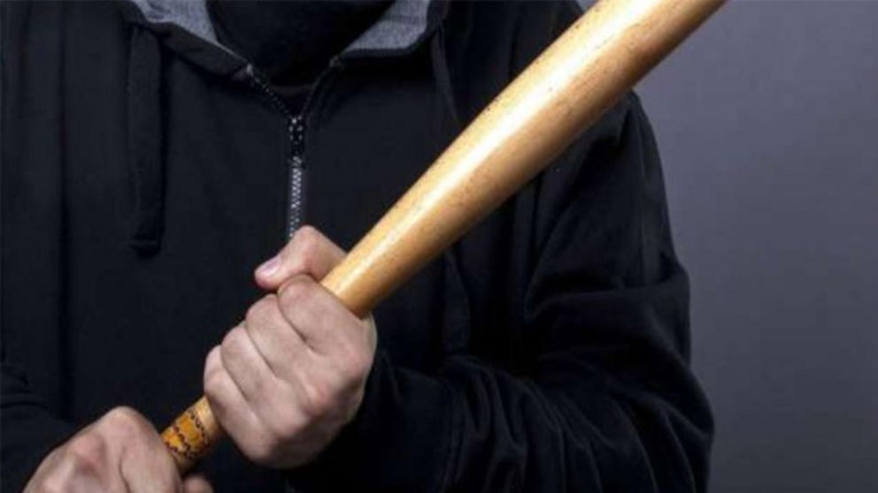 El arma y bate de béisbol encontrados en el automóvil del detenido (imagen ilustrativa).