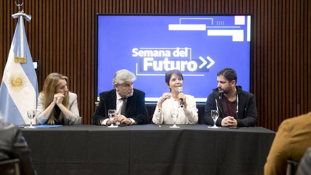 Mercedes Marcó del Pont planteó la necesidad de establecer marcos regulatorios necesarios para garantizar soberanía industrial y tecnológica del país.
