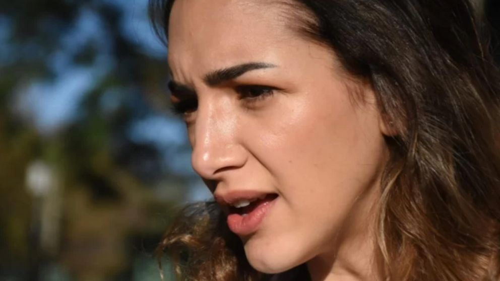 Thelma Fardin brindó una charla en la Escuela Normal Superior N°1 "Mary O'Graham", en La Plata (Gentileza LaPlata1.com).