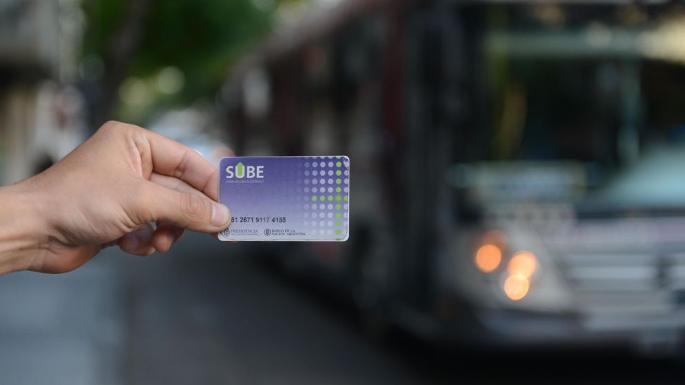 Desde este miércoles rige un nuevo aumento de boleto mínimo de colectivos y trenes (Hernán Nersesian / Crónica).