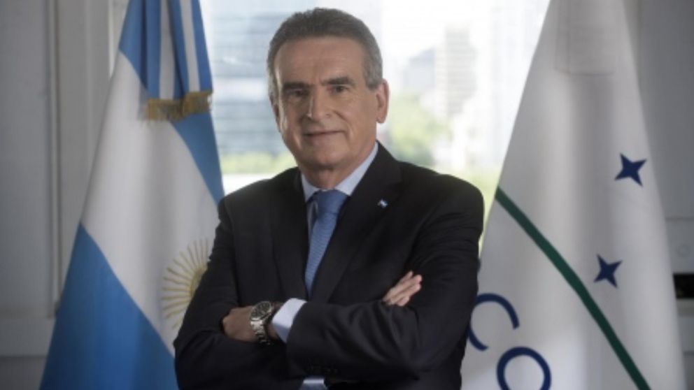 El precandidato a presidente pasó por los estudios de Crónica HD.