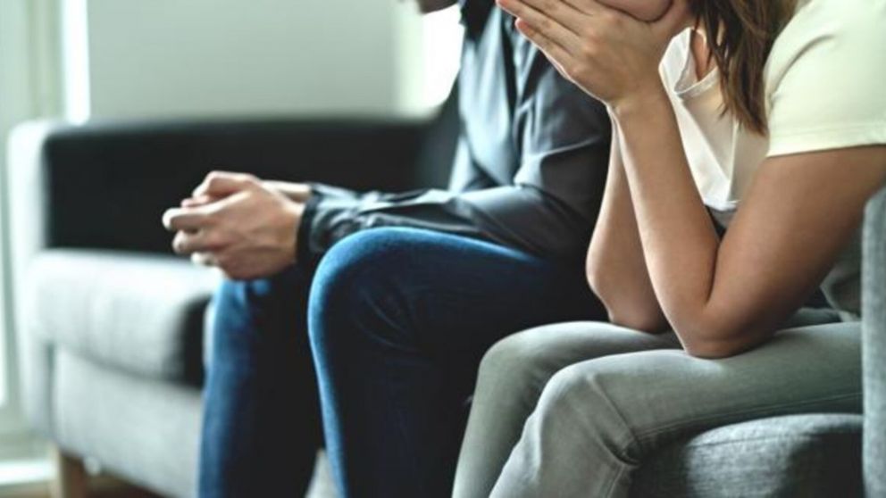 Vio como su esposa lo engañaba con su papá y ella intentó justificarse con una insólita excusa.