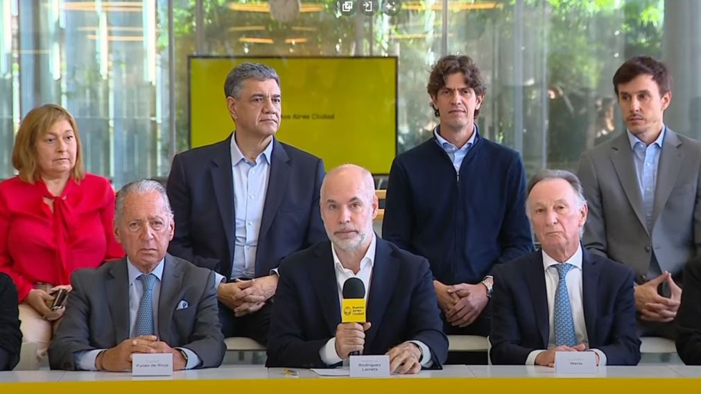 Durante el anuncio, Rodríguez Larreta estuvo acompañado por funcionarios, dirigentes y empresarios de distintos sectores productivos (Captura de video).