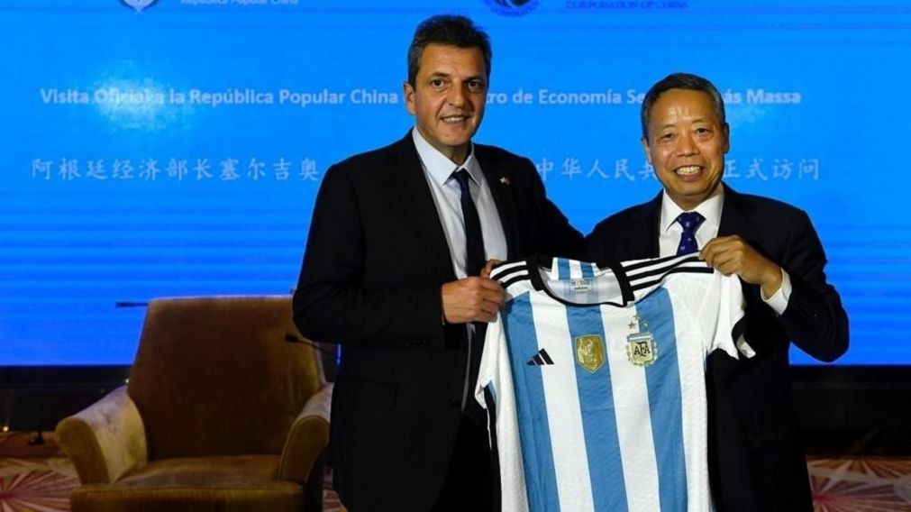 Sergio Massa y Shan Shewu, presidente de State Grid, durante el encuentro que tuvo lugar en el primer día de la gira del ministro por China (Gentileza @SergioMassa/Twitter).
