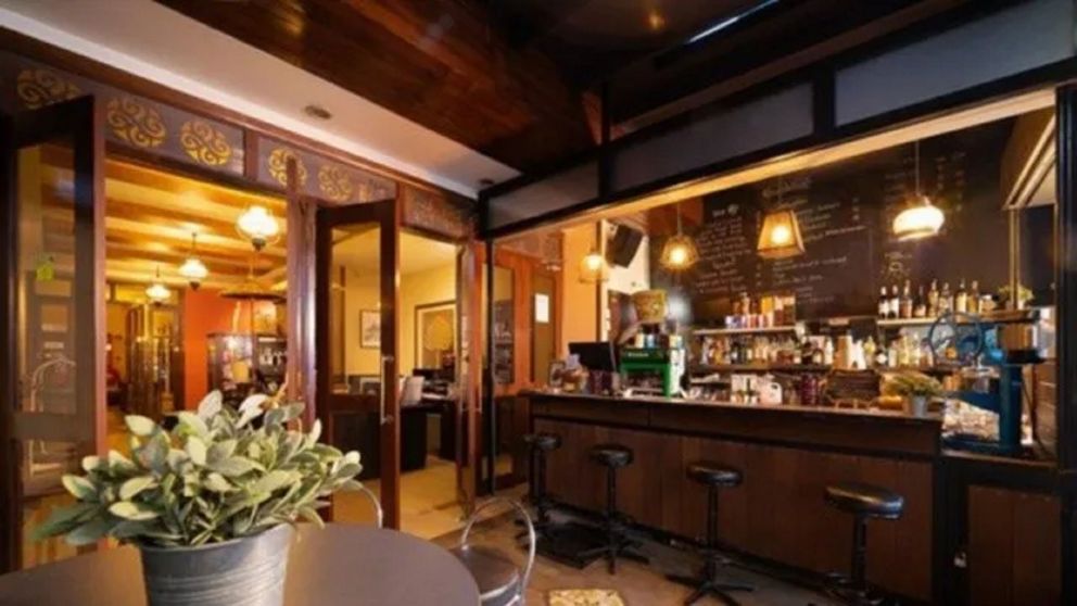 Fue a un restaurante, le avisó al mozo que iba a pedir algo “un poco gay” y su respuesta que lo dejó mal parado