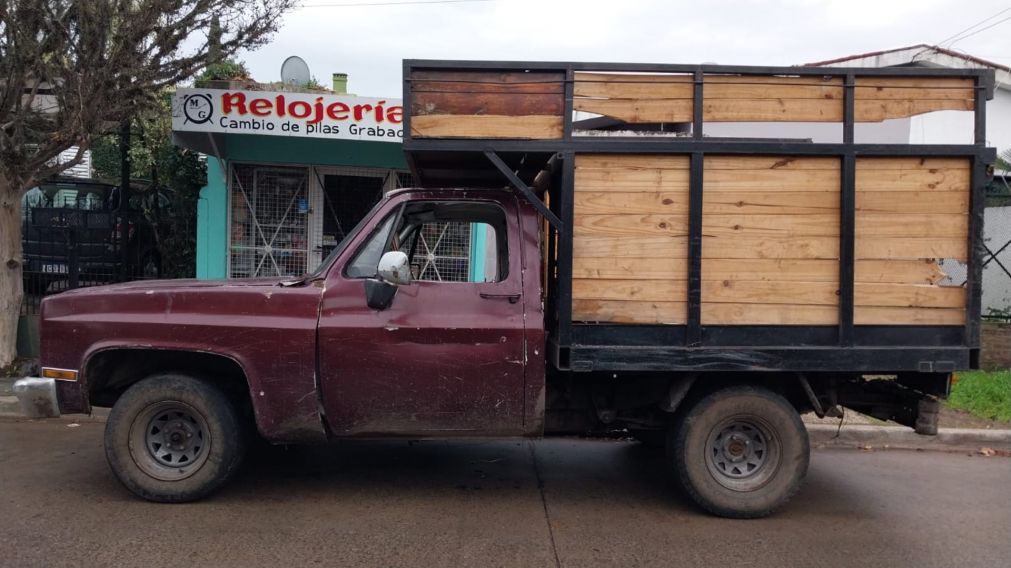 La camioneta usada por los delincuentes para transportar la tierra.