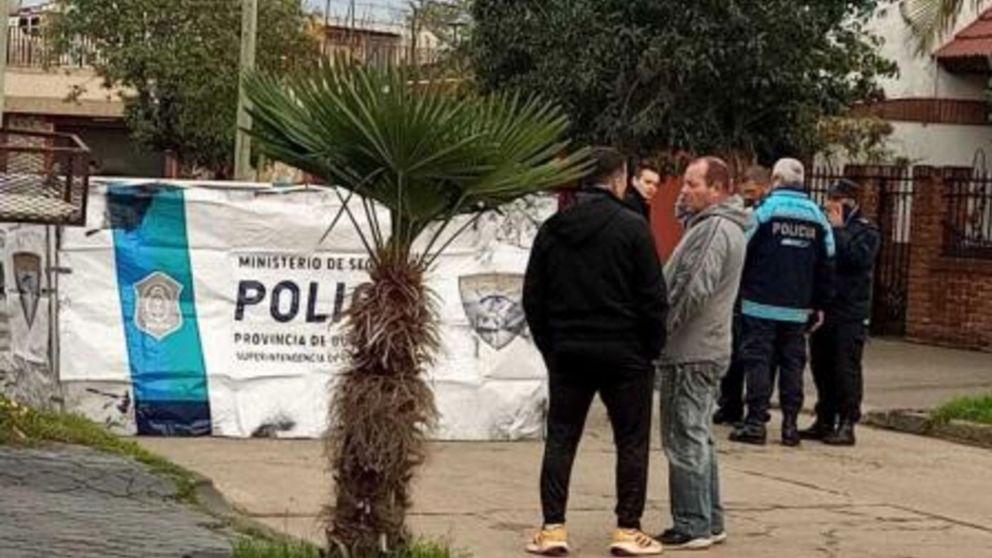 Los peritos trabajando en el lugar del crimen. Foto T�lam.