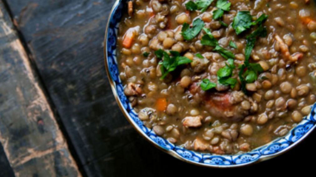 Receta: guiso de lentejas, versión clásica y vegana, para comer calentito y saludable.