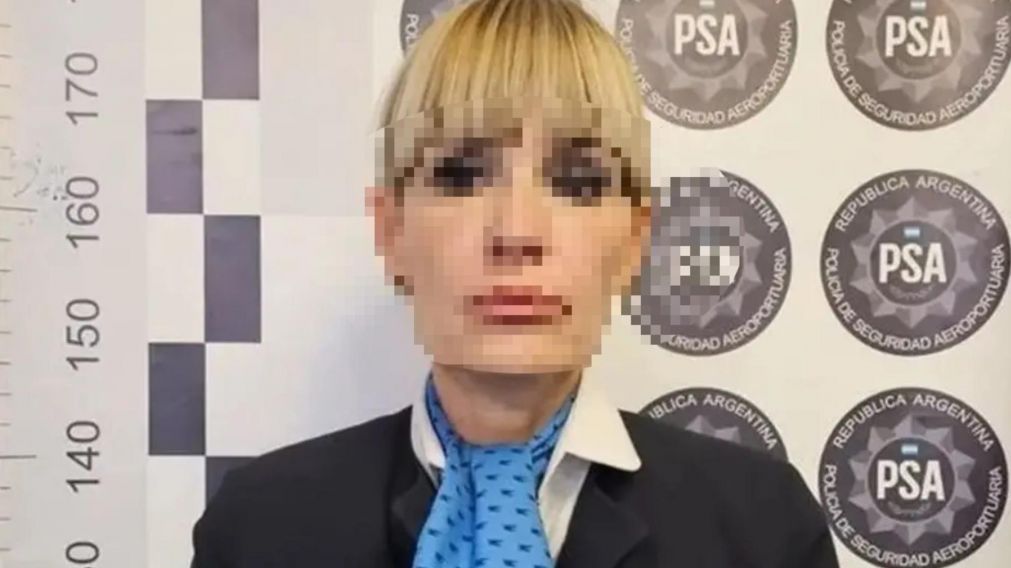 La azafata acusada, Daniela Carbone se presentó ante el juez.