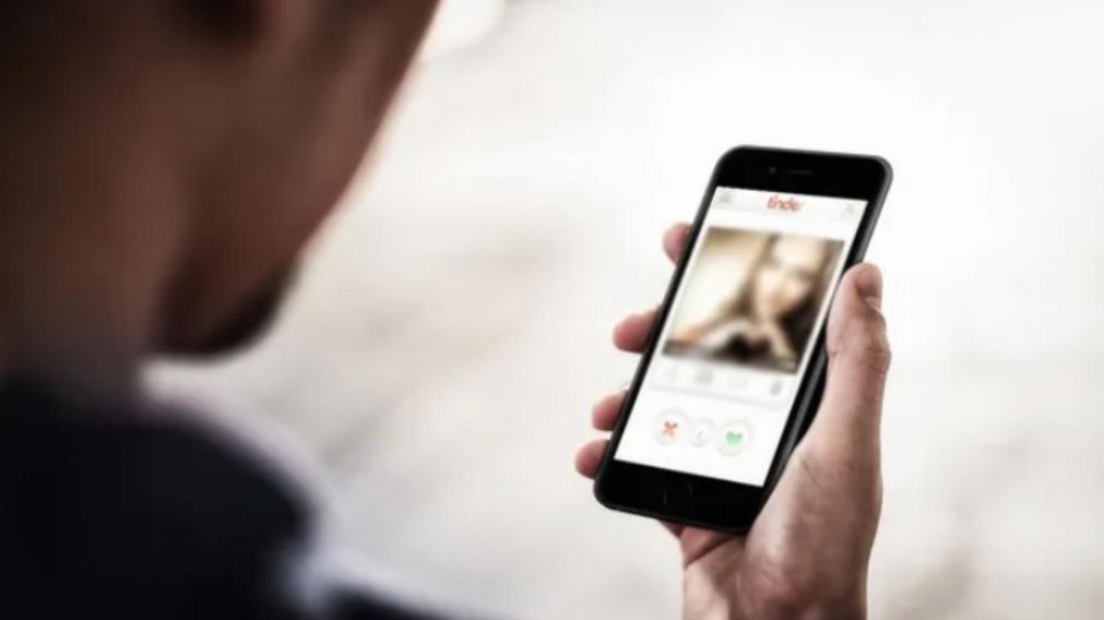 La víctima conoció a la ladrona en la aplicación de citas Tinder.