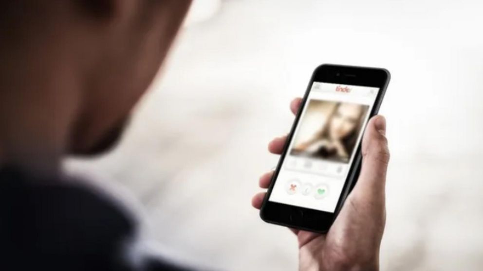 La víctima conoció a la ladrona en la aplicación de citas Tinder.