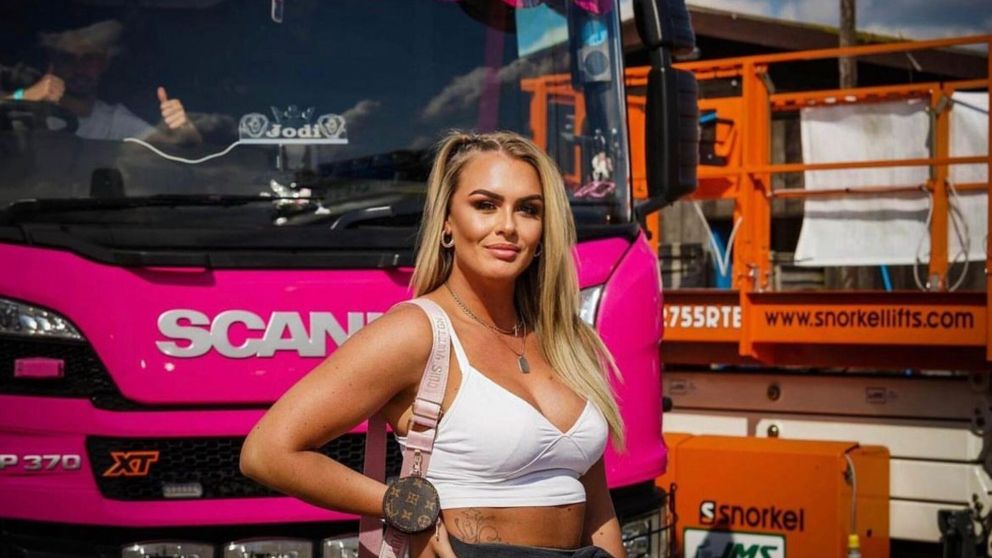 Era mujer soldado, pero su vida cambió tras comprarse un camión y convertirse en “la camionera traviesa” que vende contenido en OnlyFans.