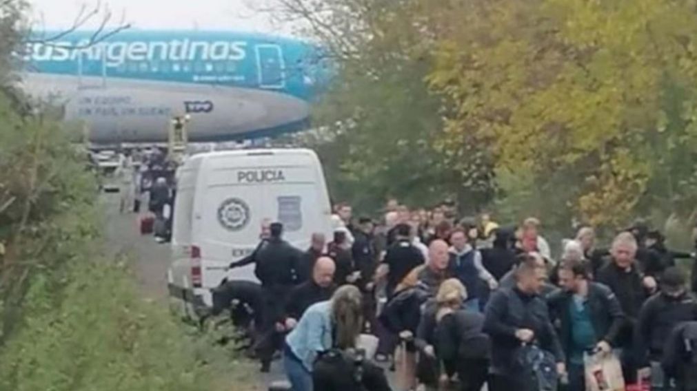 La amenaza de bomba oblig� a evacuar a los pasajeros de un avi�n que estaba por partir rumbo a Miami, Estados Unidos.