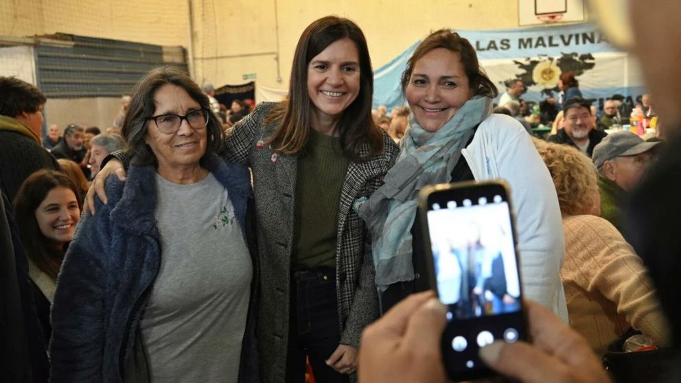 Fernanda Raverta, titular de la ANSES, en el club Juventud Unida de Batán.