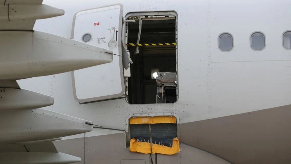 Arrestaron al hombre que abrió la puerta de un avión en pleno vuelo: enfrenta hasta de 10 años de prisión (Imagen AP).