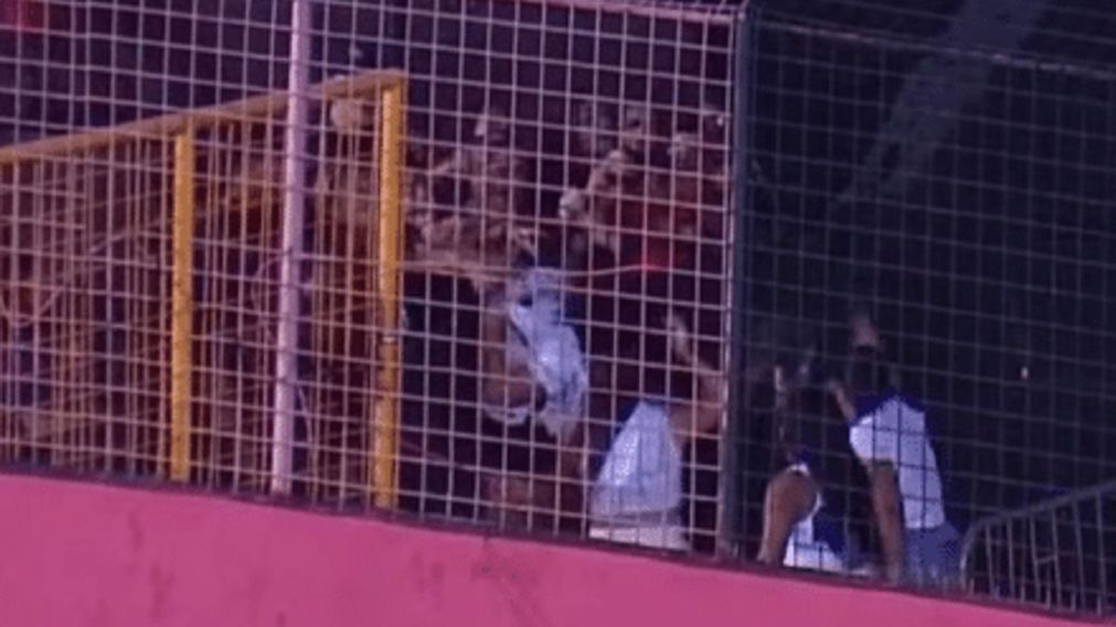 Se amontonaron frente a las gradas visitantes y comenzaron a intentar agredir.