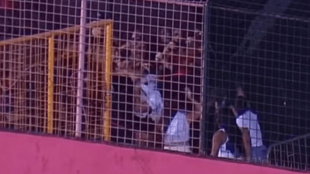 Se amontonaron frente a las gradas visitantes y comenzaron a intentar agredir.