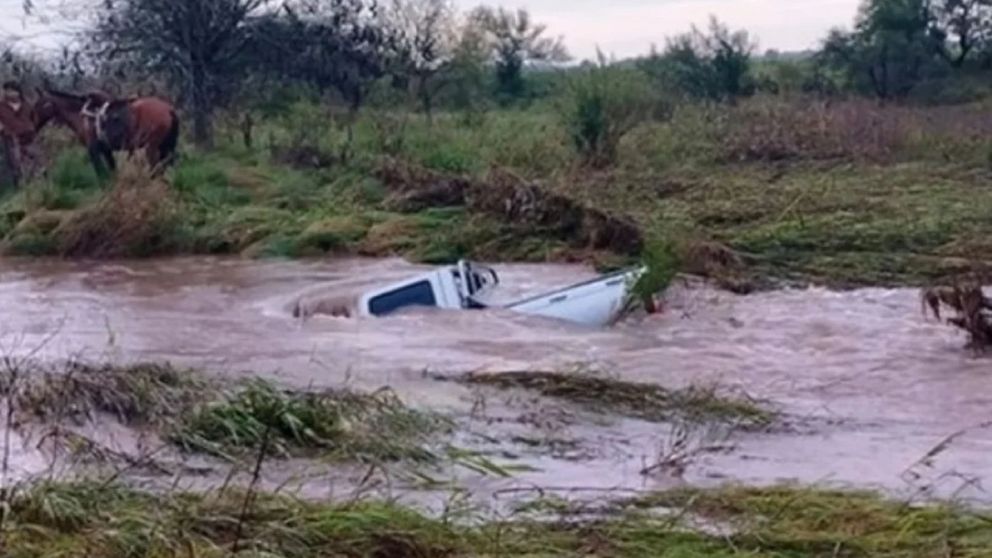 La camioneta fue arrastrada por la fuerza del agua.
