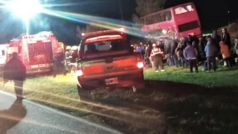 Palazo fatal en ruta 34: chocaron camión y "bondi", murieron cinco personas y hay cuatro heridos graves.