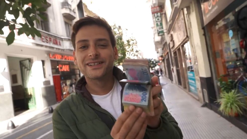 Influencers peruanos viajaron de visita a Argentina y cambiaron un billete de 100 dólares por pesos argentinos, la cantidad de billetes que recibieron los hizo virales.