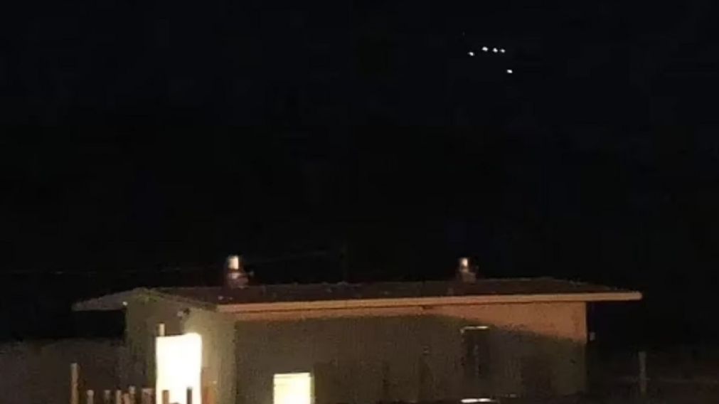 Un ovni triangular apareci� durante 10 minutos en el cielo y se desvaneci�. (Gentileza: Jeremy Corbell).
