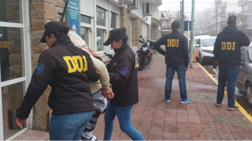 Así trasladaron a una de las mujeres que fue capturada.