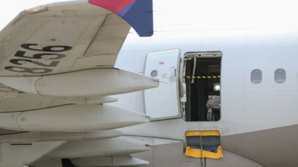 Así pasajero abrió la puerta de un avión en pleno vuelo: pánico total y una decena de heridos.