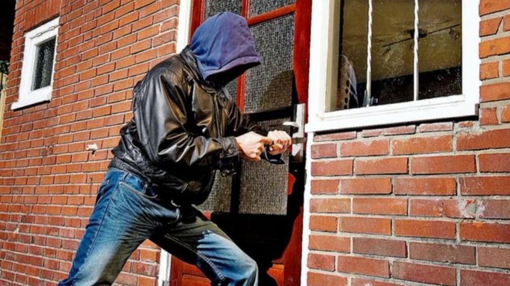Caen tres integrantes de banda de "expertos" en desvalijar casas.