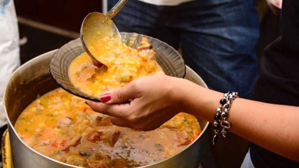"El canal del pueblo" regala locro a quienes se acerquen.