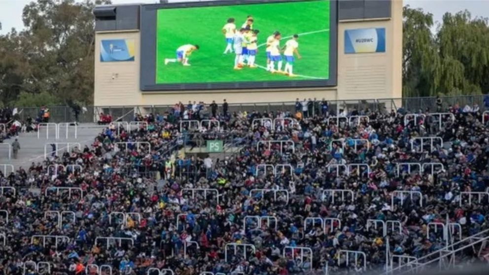 Cancillería pide "el restablecimiento" de los símbolos de las Islas Malvinas en el estadio de Mendoza.